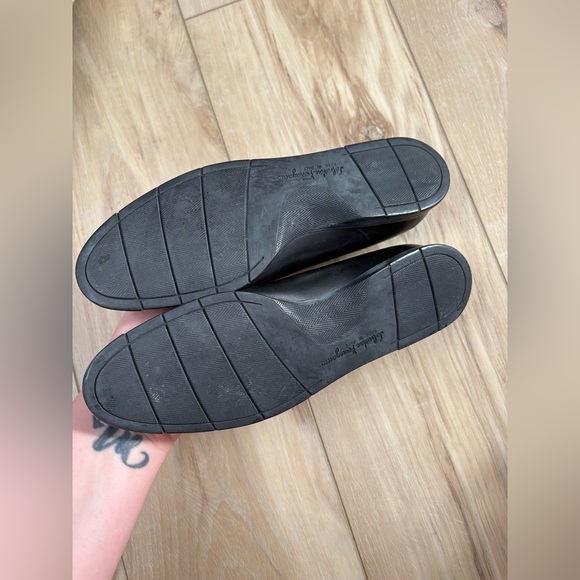 Like new - SALVATORE FARRAGAMO WOMANS FLAT LOAFERS - Leather Vara Bow Barrette - Picture 4 of 9